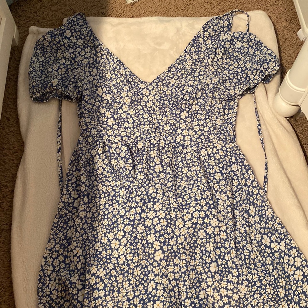 blue dress, white flowers, yellow detailing